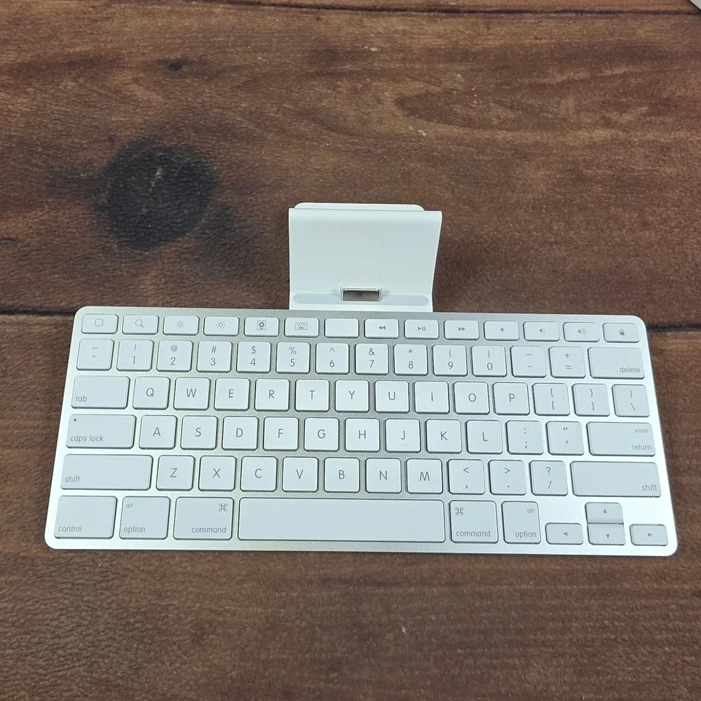 Apple iPad Keyboard Dock A1359 White Silver Good 30-Pin Connector MC359LL/A
